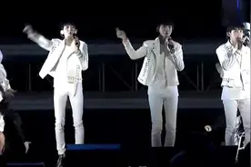 TFBOYS王俊凯，王源，易烊千玺演唱《魔法城堡》，太好听了！视频封面