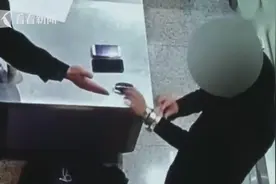 手戴8块名表！留学生入境带35万物品 涉嫌偷逃税款10余万将追刑责视频封面