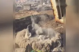 震撼！榆林南郊电厂百米高冷却塔爆破瞬间实拍视频封面