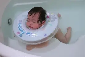 宝宝戴着游泳圈在浴缸里睡觉，小模样真招人喜欢