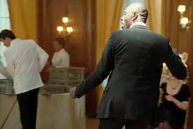 无法触碰：这么有节奏的舞蹈，看得周围的美女也跟着跳起来