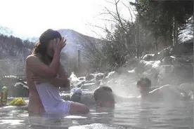 女客泡温泉遭直播 温泉区的所有情况都被一览无余图片