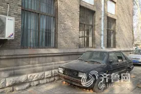 探访校园里的“僵尸车”:车窗被砸碎 座椅全被拆除图片