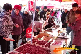 春节渐近 衡水市民办年货迎新年图片