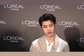 蔡徐坤学彝族月琴 身体力行带领粉丝助力公益！