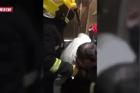 电梯故障3名大人1名幼儿被困 消防员强制破拆救援视频封面