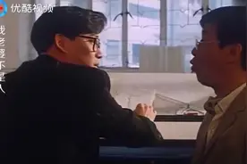 男子和女生抱在一起，感觉有一股力量推动着他们，不可抗拒