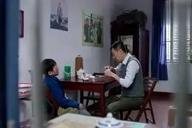 孩子主动老师补习功课，家人开心坏了，殊不知是鼻青脸肿不能回家视频封面