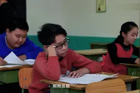 小学生考试成绩100分，却遭到同学嘲笑，真实原因太搞笑！视频封面