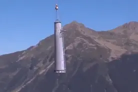 建在山上的缆车铁塔是怎么装上去的？
