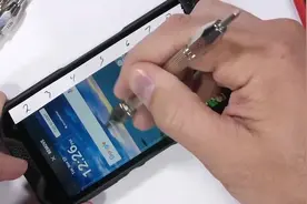 暴力测试号称蓝宝石屏幕的手机，耐刮到底咋样，用不用贴膜！视频封面