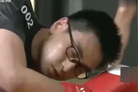 教官竟然欺负学员，退役特种兵打抱不平，一脚一个踢趴教官视频封面