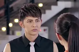 男子不小心摸了一下女孩的手，不料下一秒奇怪的事情发生啦视频封面