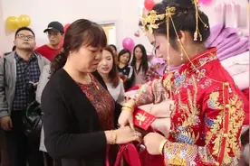 婚礼录像：漂亮的新娘子出嫁了，姐姐送给她了一个金戒指视频封面