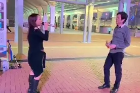 香港同胞也爱大陆网络歌曲，广场上翻唱《等你等了那么久》！
