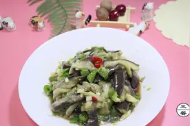 不用一滴油，超级好吃的蒜拌茄子，清爽解腻，专治没胃口！视频封面