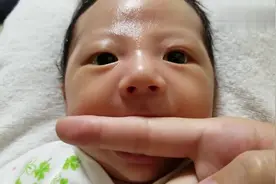 宝宝吸吮反射强烈，吸着爸爸的手指不愿意放开，话说这爸爸太坏了视频封面
