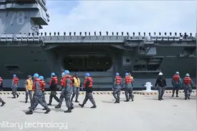 为什么航母进港时甲板上要站一圈士兵？视频封面