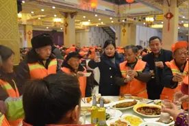 青神:江湾神木园一如既往邀请环卫工人吃年饭图片