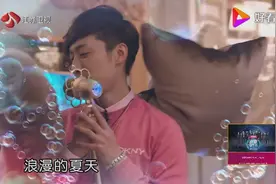 乔任梁为了哄徐璐开心，扮女装唱《粉红的回忆》视频封面