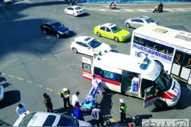 中山大妈遇车祸鲜血直流 非等儿子到了才肯去医院图片