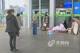 母女俩住火车站一个月声称要去北京 疑患精神病图片