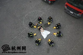 一组“迟来”的婚纱照 A级安保之星终圆警营婚纱梦图片