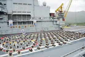 印度军人在航母甲板上大练瑜伽 场面各种壮观图片