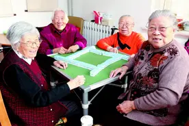 四位老人聚一起打麻将代替健身 一桌相加366岁图片