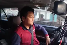 提前出门，外地车早晚高峰限行，暖心的是热门商圈超便宜的停车费视频封面