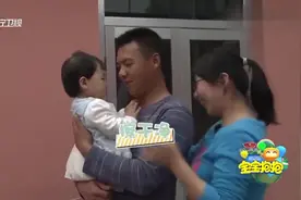 烟台妈妈故意和爸爸亲热，结果宝宝吃醋了，好萌！视频封面