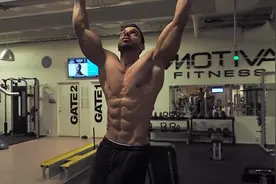 10块腹肌的男人见过么？6个高效卷腹动作，练出五星级腹肌视频封面