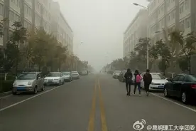 9日早昆明被大雾环绕 市民惊问“朕”的江山呢？图片