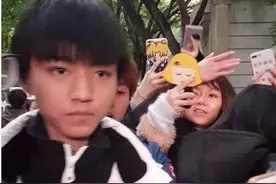 王俊凯艺考过程曝光 王俊凯表演露出了额头上的伤疤图片