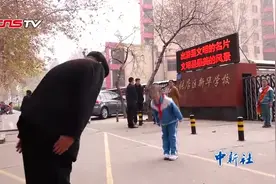 7旬老人每天鞠躬1000多次教育小学生懂礼貌