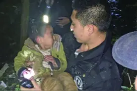 上百警民 打着手电找娃娃图片
