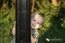两只用父亲生前的警服做成的泰迪熊…… 留给他一辈子的爱……图片