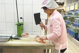 这“超市大妈”是个90后妹子 专做家禽宰杀图片