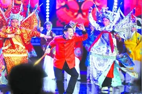 六小龄童耍金箍棒再现猴王风采图片