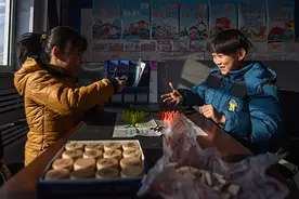 长春留守儿童：“爸妈回来陪我过年才是最好的礼物！”图片