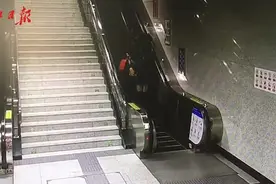 老人翻倒瞬间一秒按停电梯，这位“大长腿”小姐姐是啥来头？视频封面