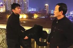 老奶奶爬上栏杆欲跳河小伙子心情郁闷想轻生好青年下班路上连救两人，赞！图片