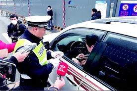 成都限行扩至绕城内 首日千名司机开限行车上路图片