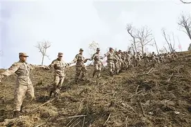 扫雷官兵移交已排雷场：手拉手踏验每寸土地图片
