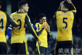 厄齐尔皱眉满脸不爽 吉鲁挠头面露无奈图片