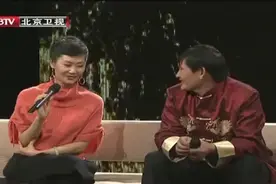 大衣哥朱之文和于文华合唱《驼铃》，唱完就抱在一起了，好甜蜜视频封面