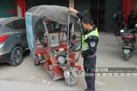 三轮车失控撞电线杆 车手头破血流图片