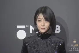 颜值再上新高度！李溪芮一头干练的短发搭配亮黑长裙霸气依旧视频封面