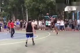 库里和库嫂打街球，库里上篮得手库嫂立马三分！视频封面