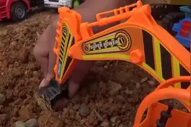 环卫车被路边的泥土挡住了路，挖掘机、土方车帮忙清理泥土！